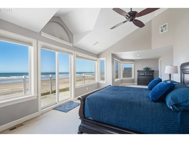 Bedroom, Owner's Suite-Vaulted Ceilings
