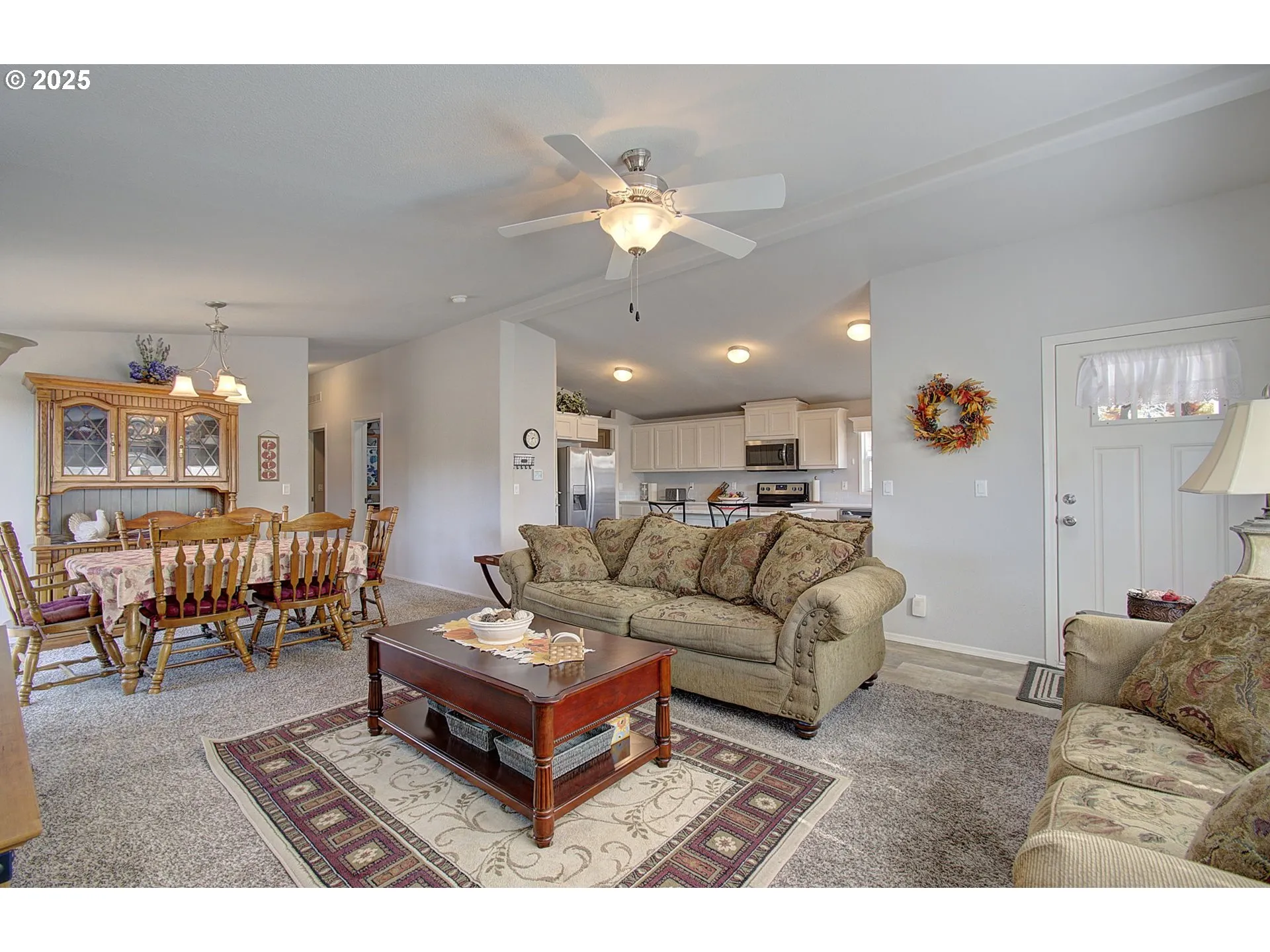 Living Room/Entrance