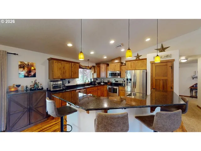 Kitchen-Breakfast Bar
