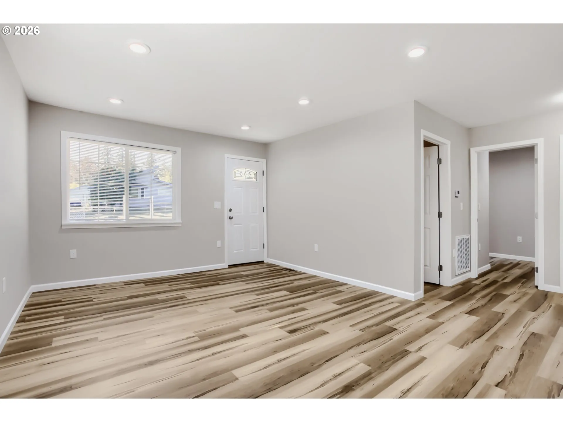 Living Room/Entrance