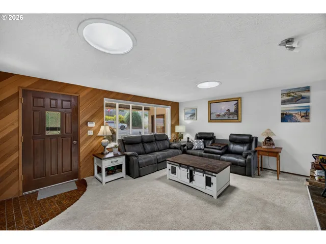 Living Room/Entrance