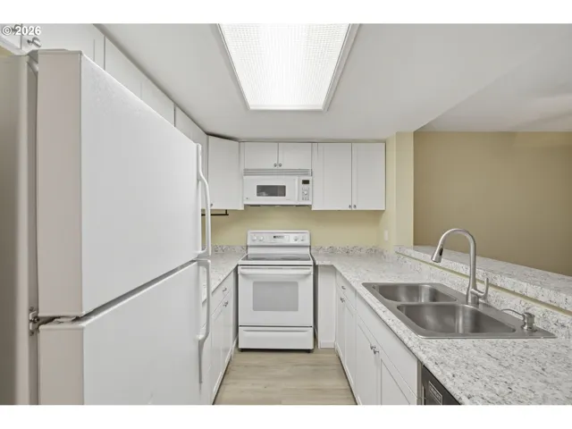 Kitchen-Breakfast Bar