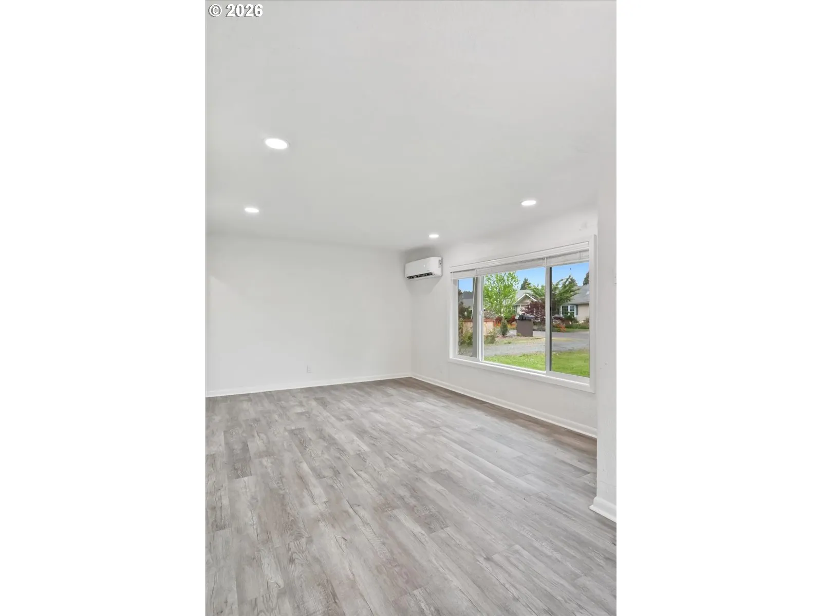 Living Room/Entrance
