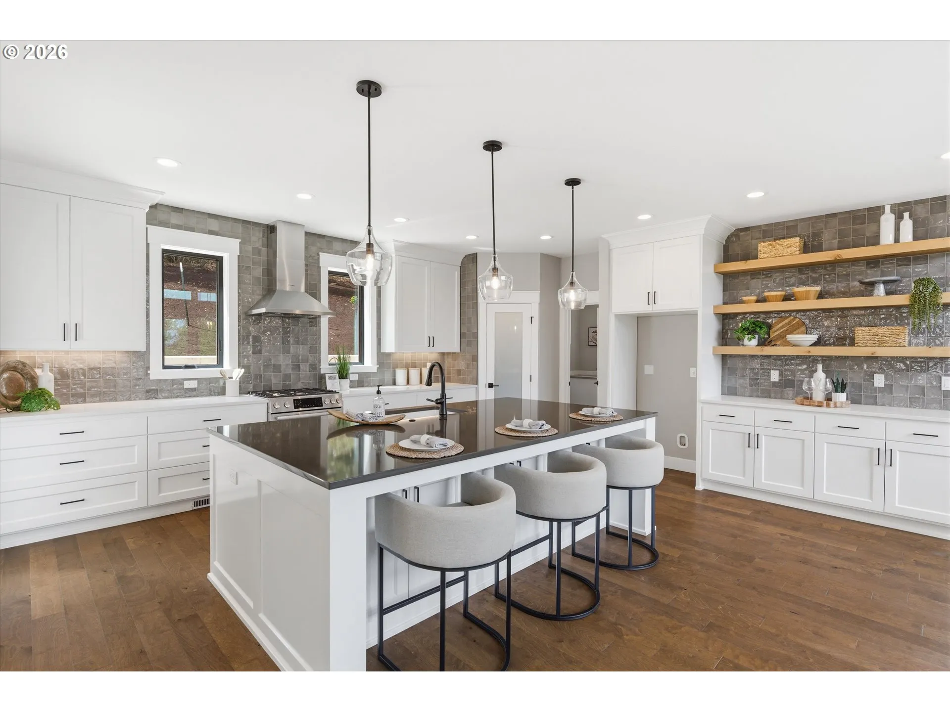 Kitchen-Breakfast Bar