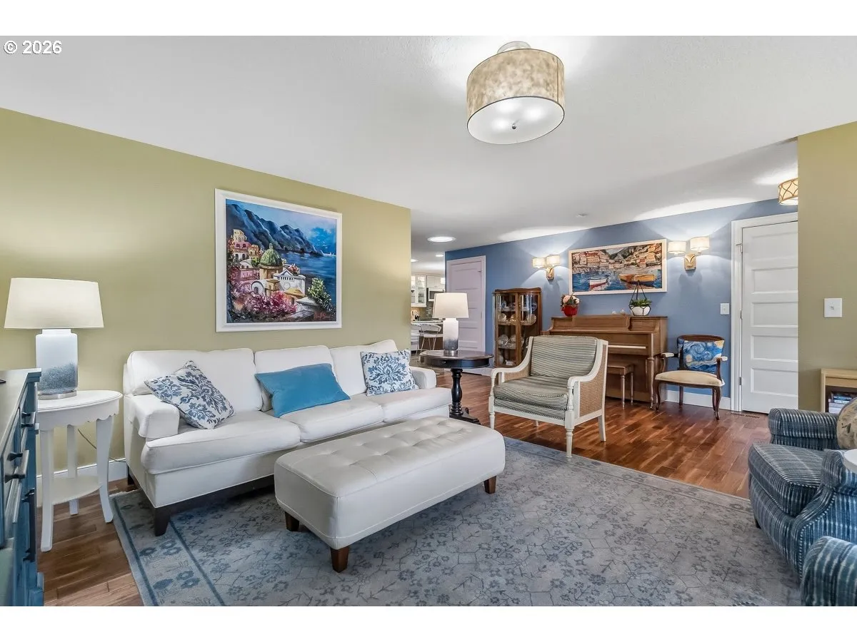 Living Room/Entrance