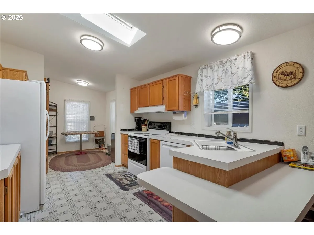 Kitchen-Breakfast Bar