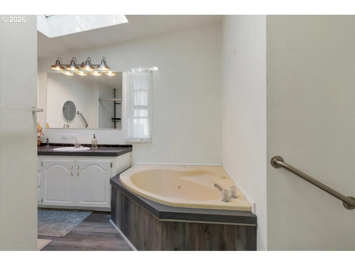 Bathroom, Attached-Garden Tub