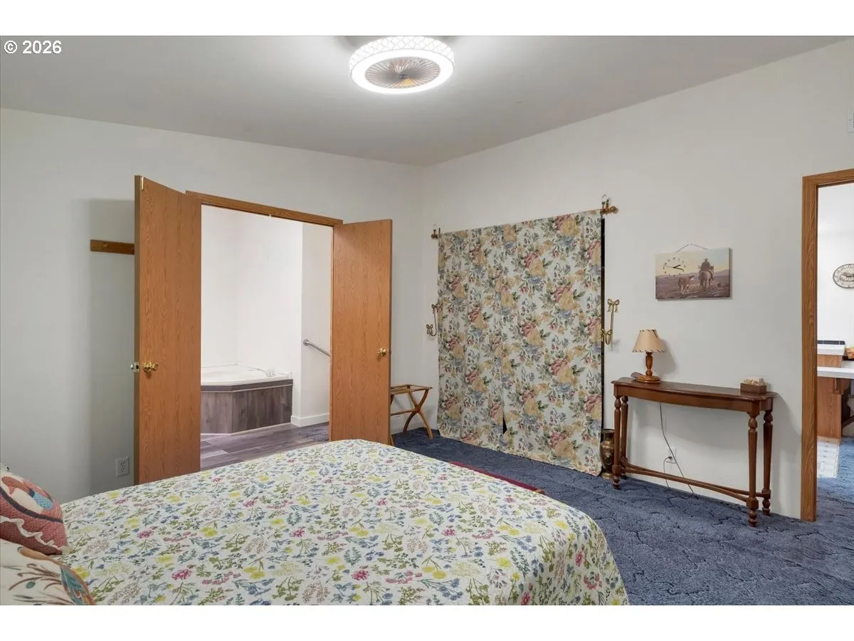 Bedroom, Owner's Suite-Vaulted Ceilings