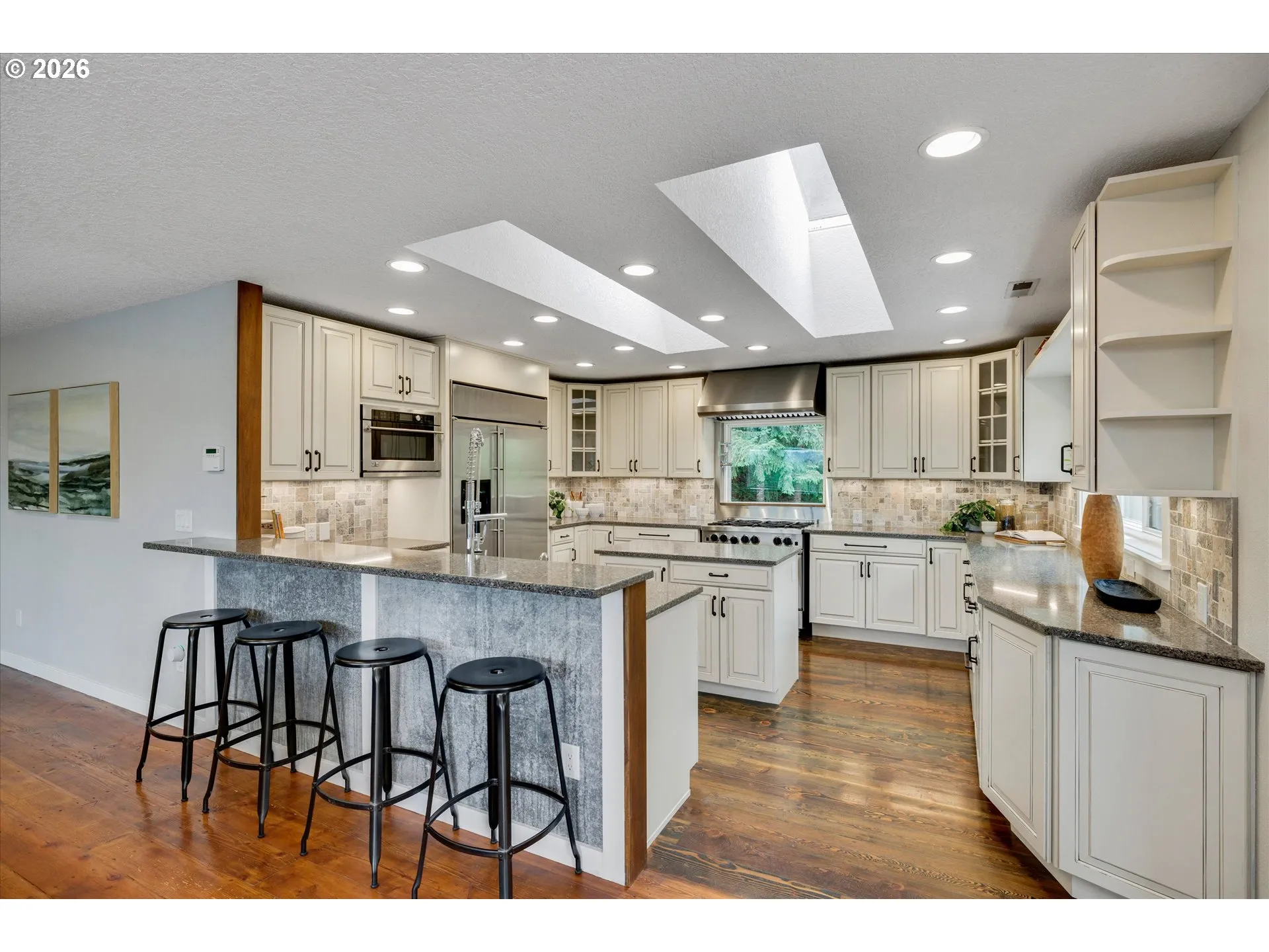 Kitchen-Breakfast Bar