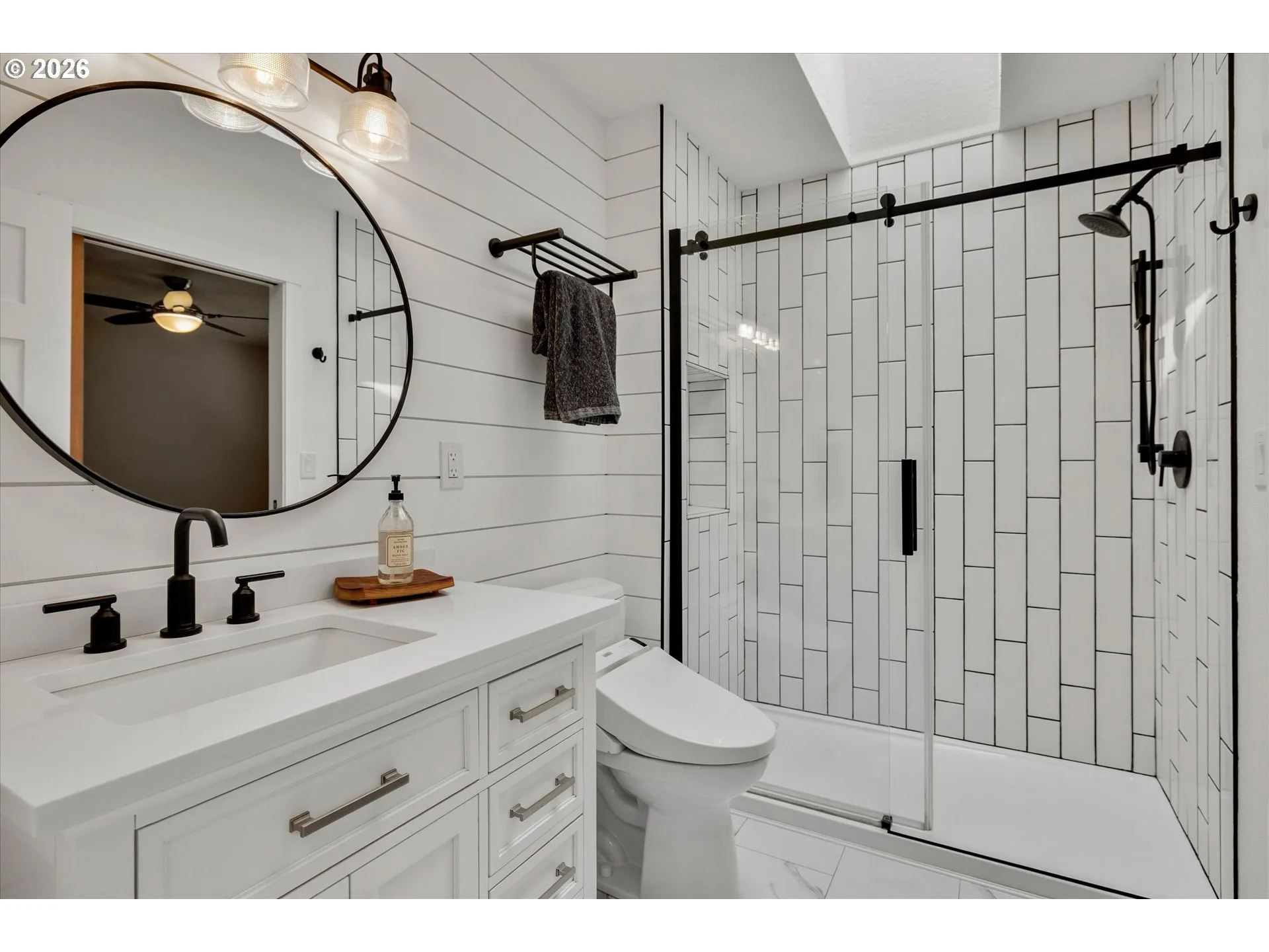 Bathroom, Continental-Hall