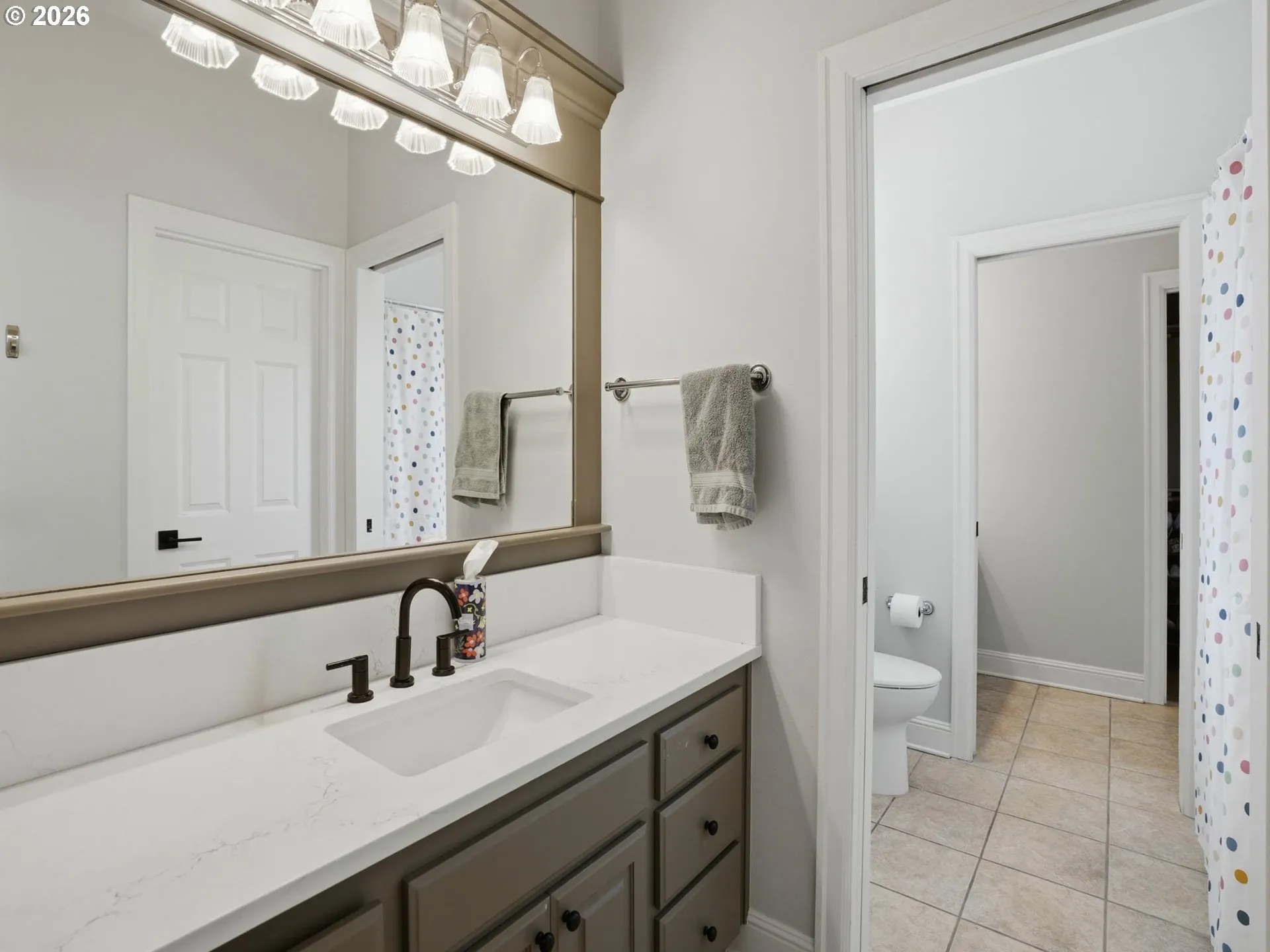 Bathroom, Continental-Upper