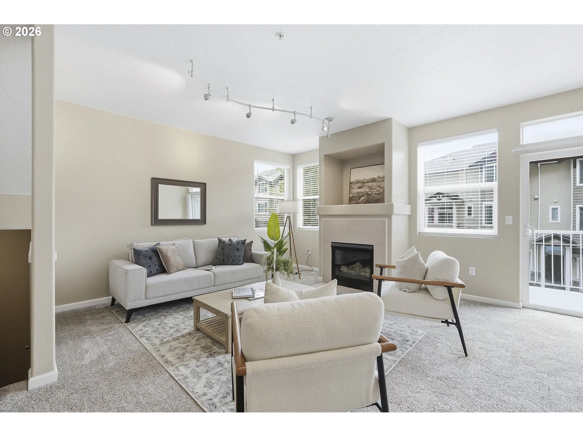 Living Room/Entrance