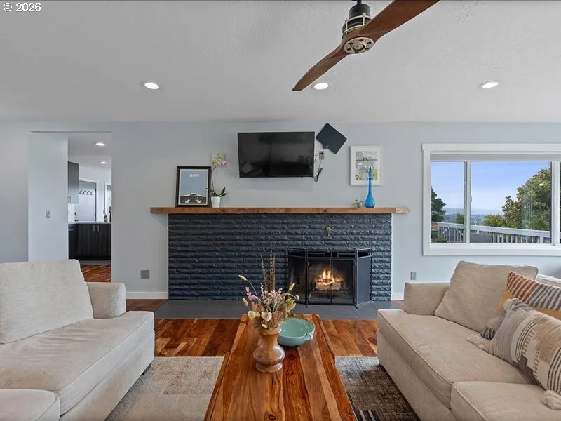 Living Room-Fireplace