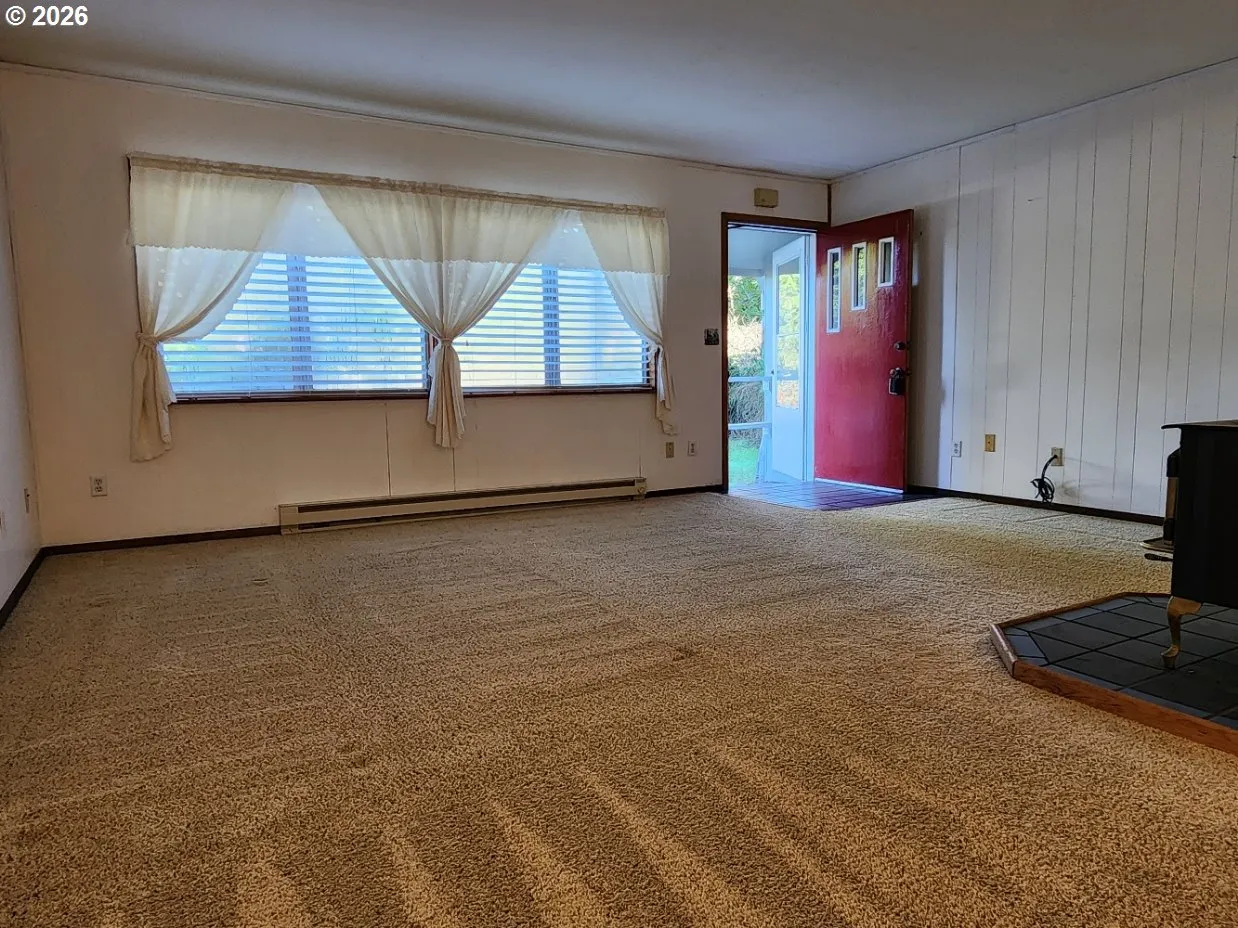 Living Room/Entrance