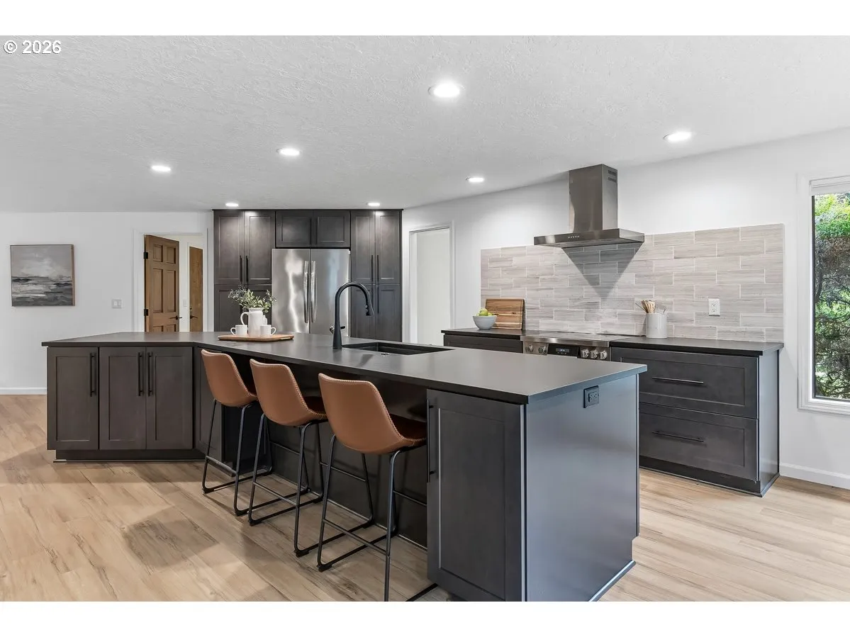 Kitchen-Breakfast Bar