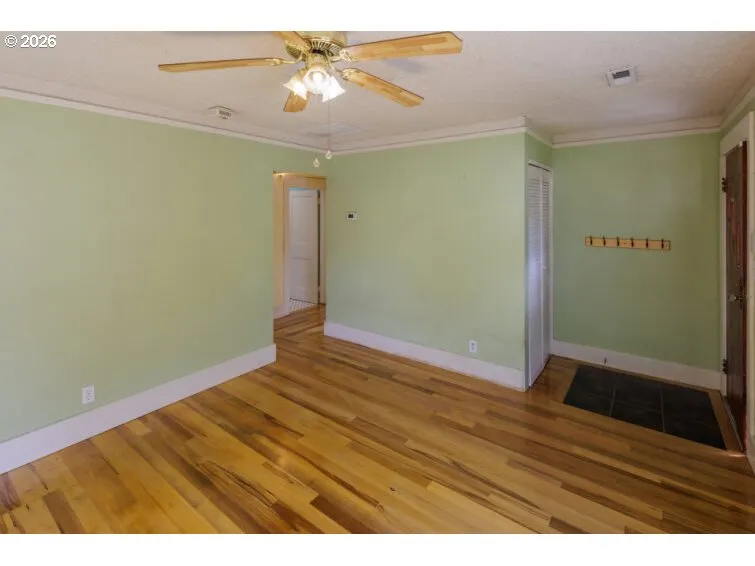 Living Room/Entrance