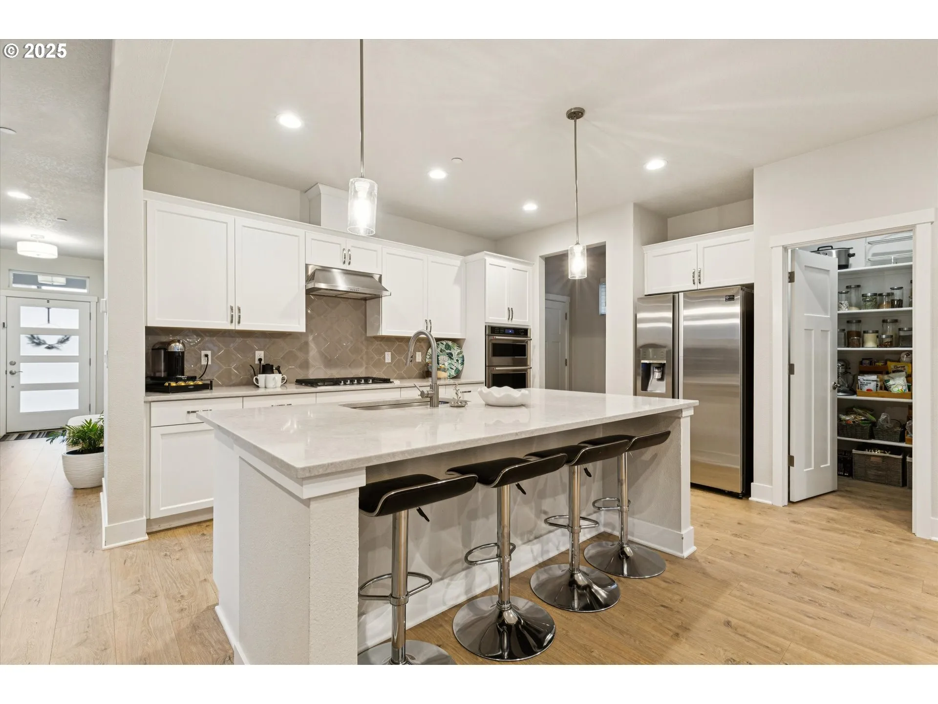 Kitchen-Breakfast Bar