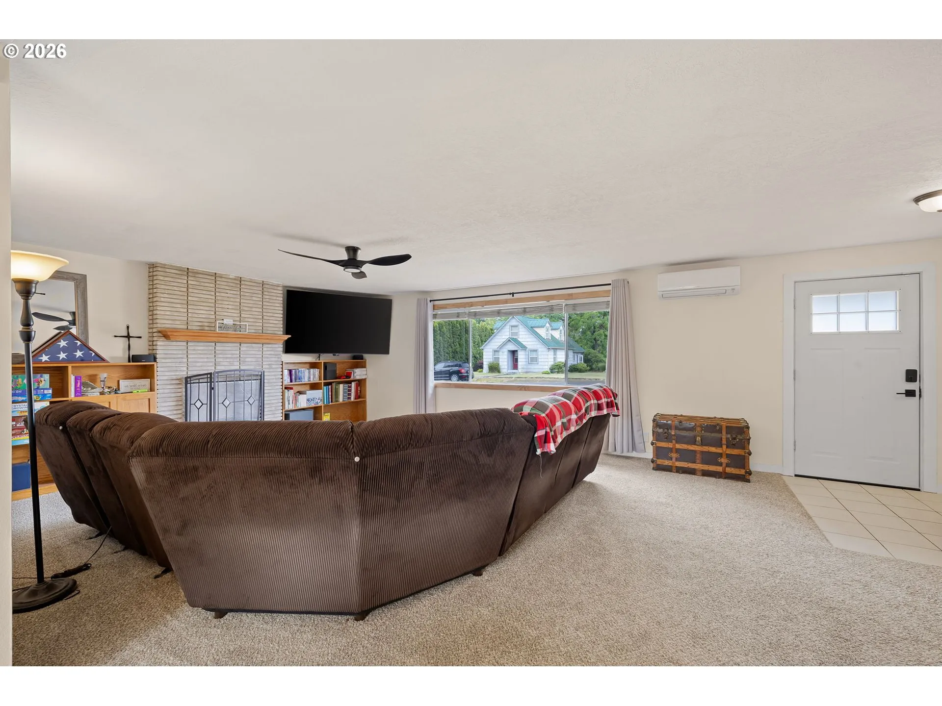 Living Room/Entrance