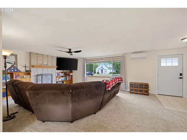 Living Room/Entrance