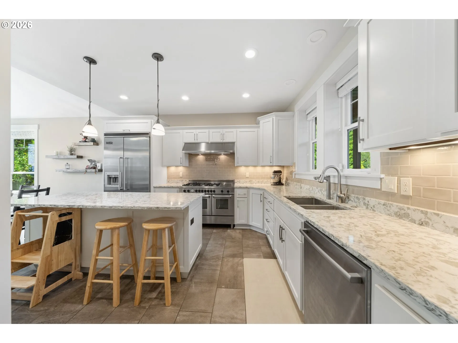 Kitchen-Breakfast Bar