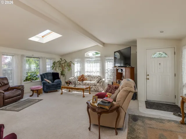 Living Room/Entrance