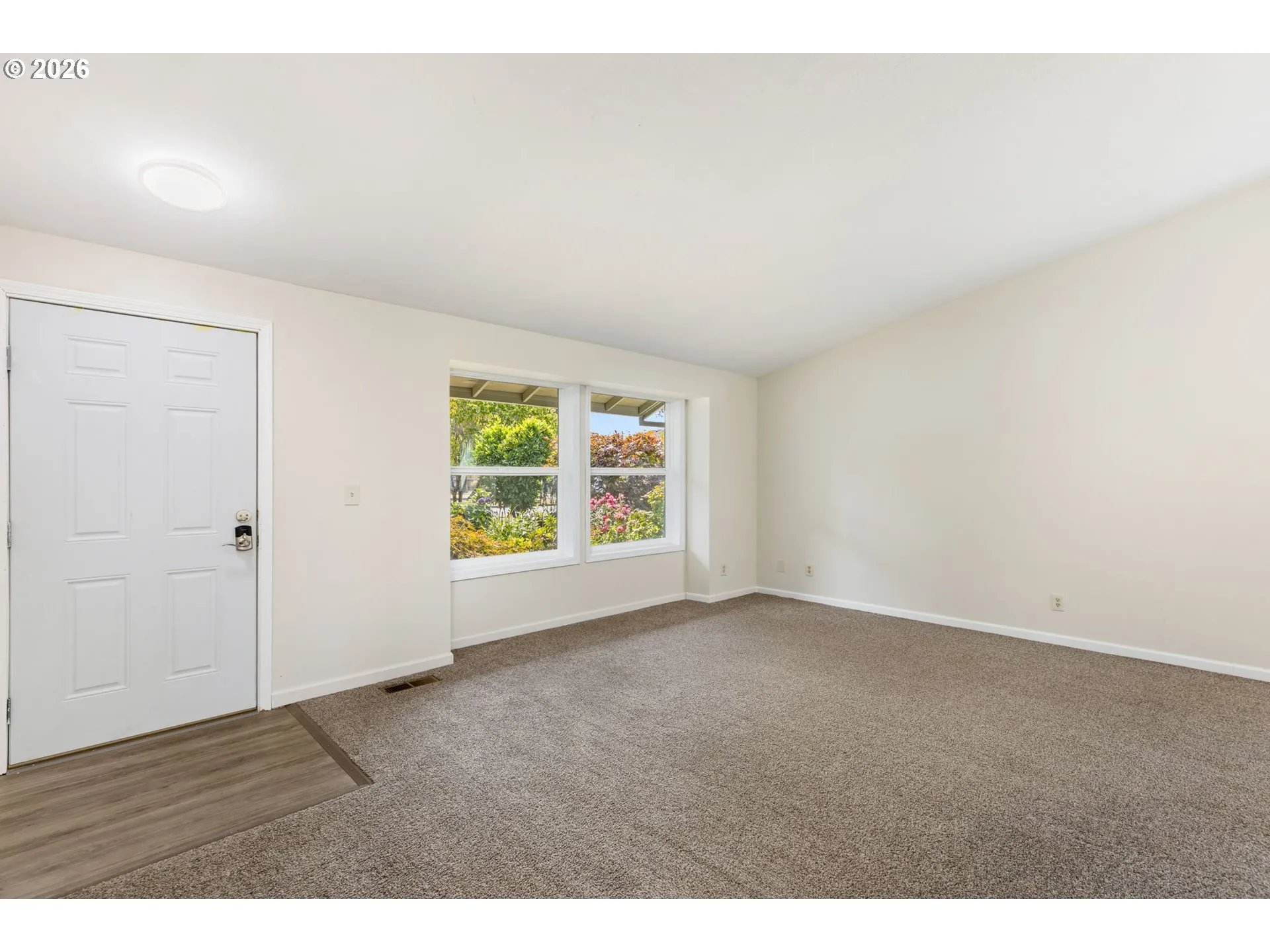 Living Room/Entrance