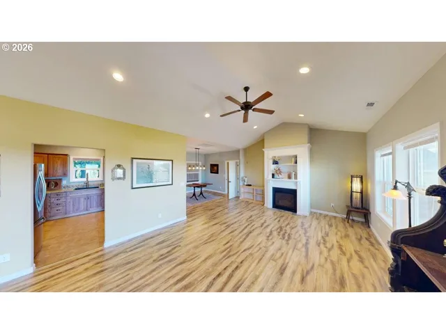 Living Room-Vaulted Ceilings