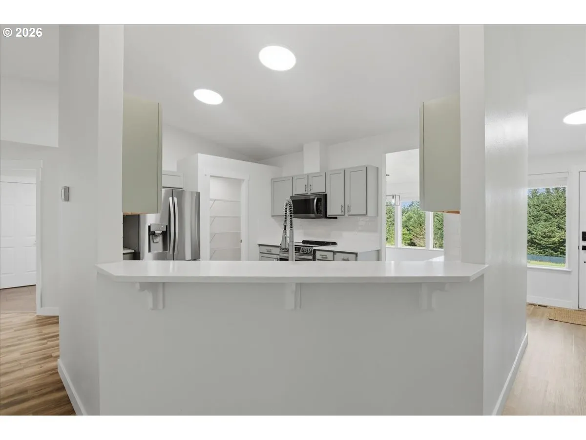 Kitchen-Breakfast Bar