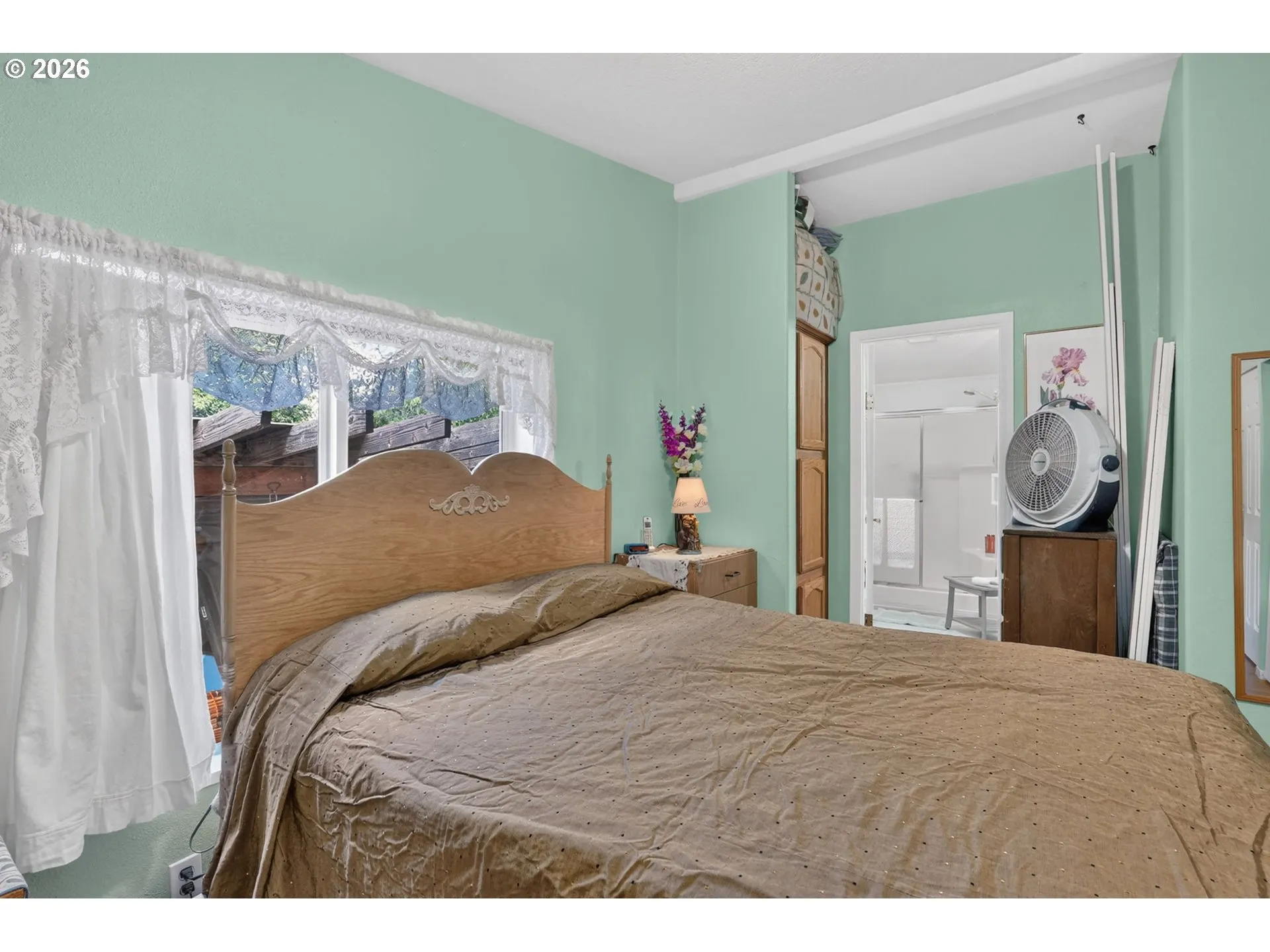Bedroom, Owner's Suite-Vaulted Ceilings
