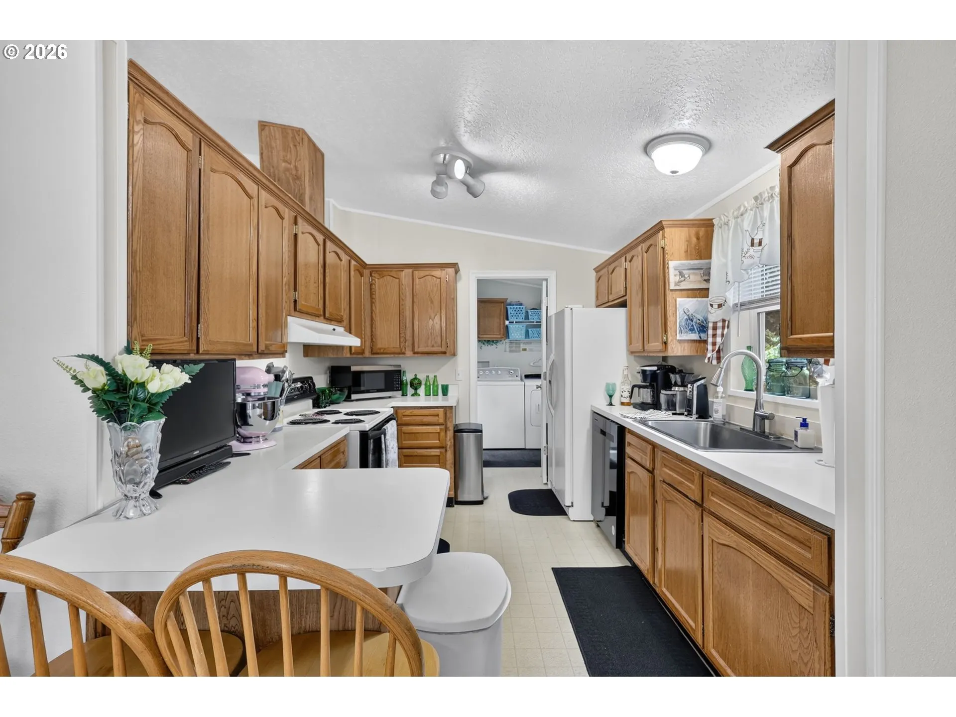 Kitchen-Breakfast Bar