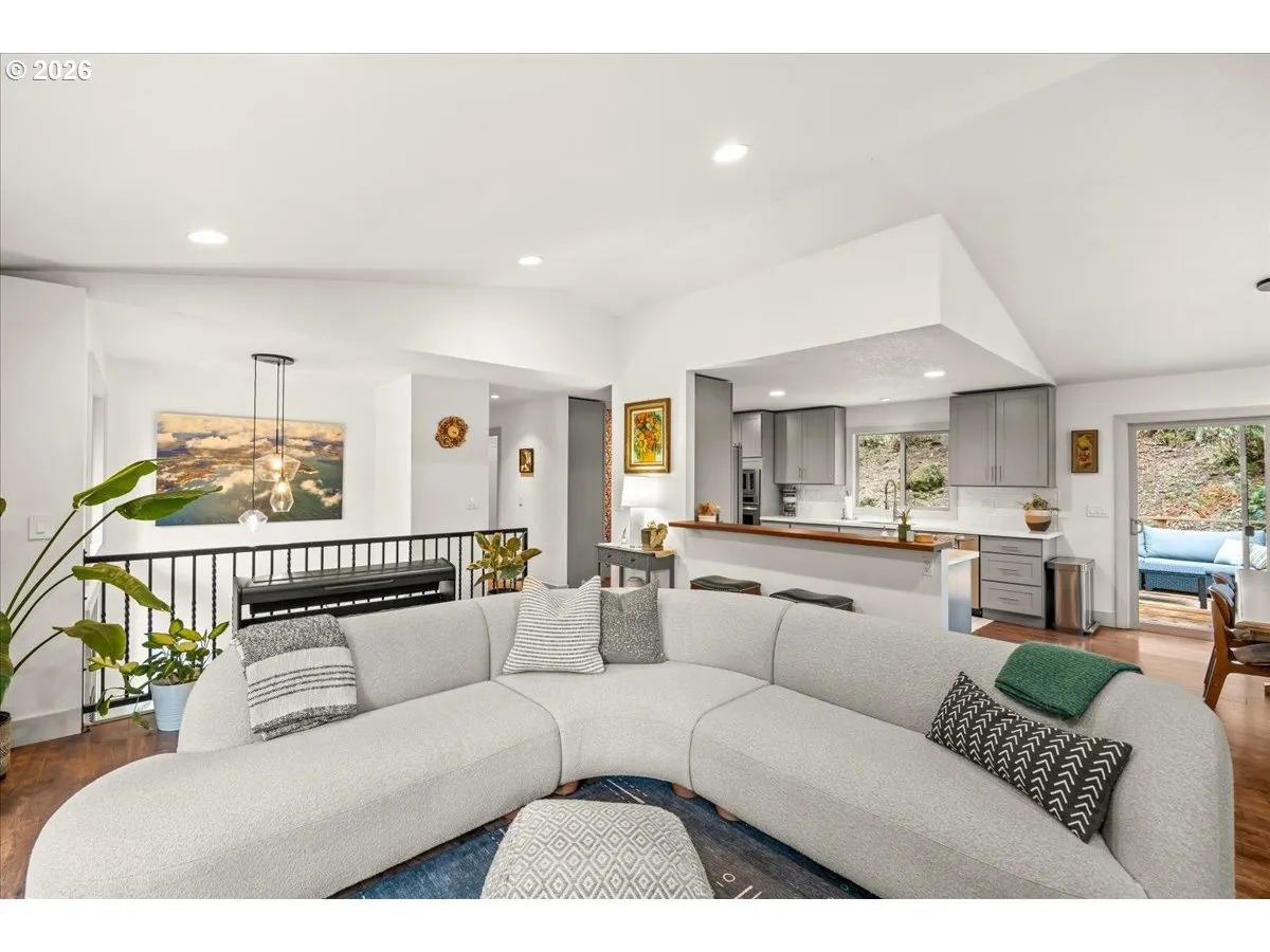 Living Room-Vaulted Ceilings