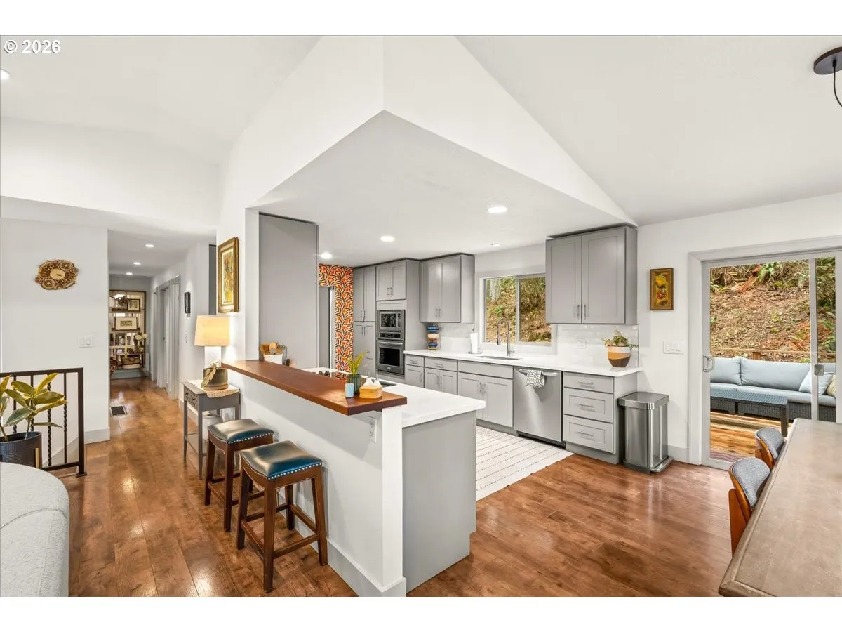 Kitchen-Breakfast Bar