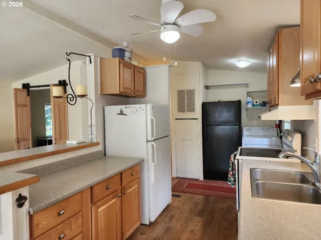 Kitchen-Breakfast Bar