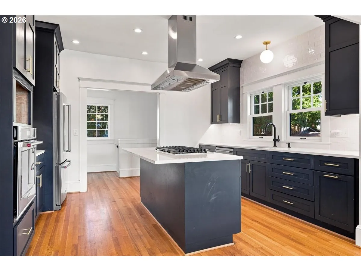 Kitchen-Breakfast Bar