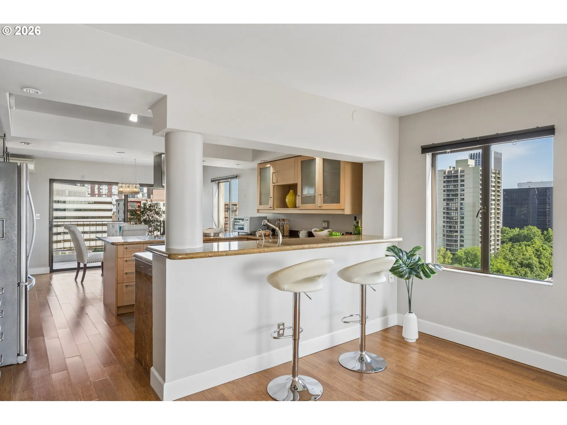 Kitchen-Breakfast Bar