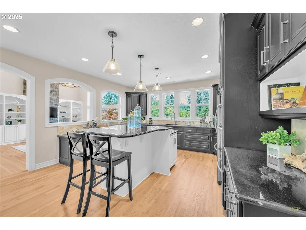 Kitchen-Breakfast Bar