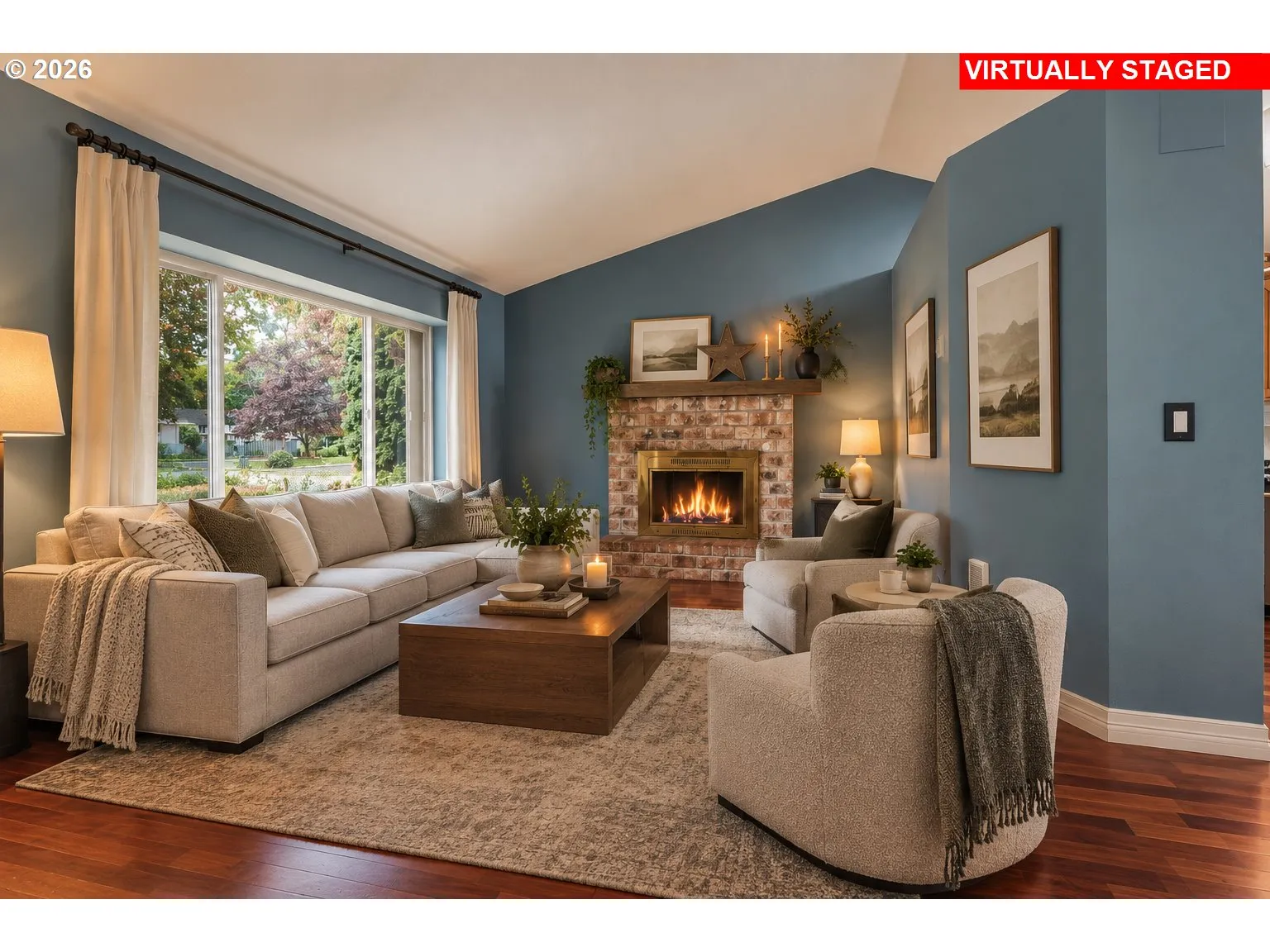 Living Room/Entrance