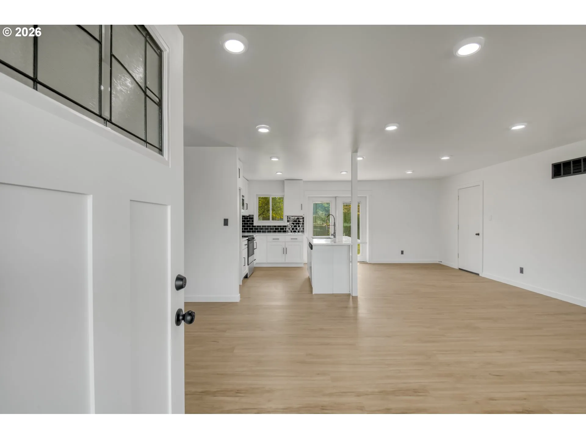 Living Room/Entrance