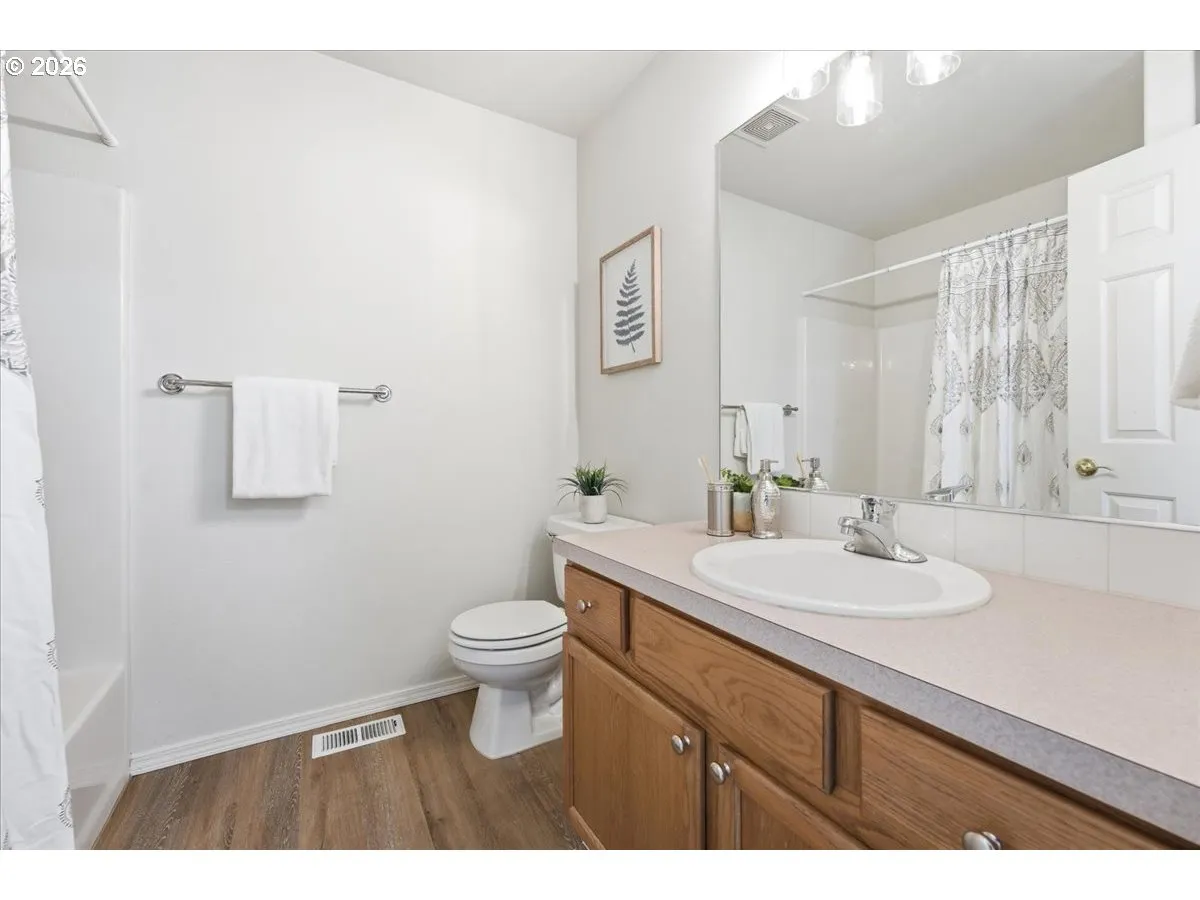 Bedroom-Full Bathroom