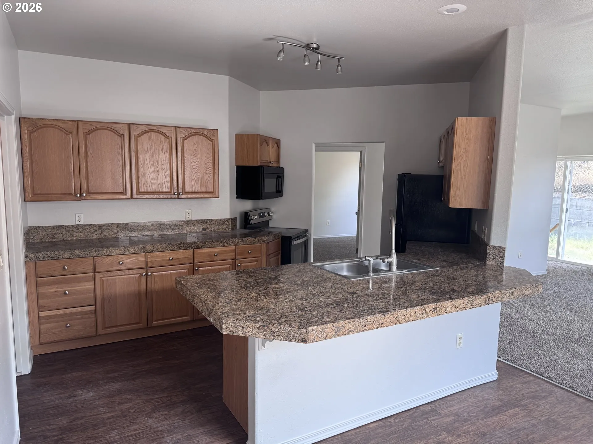 Kitchen-Breakfast Bar