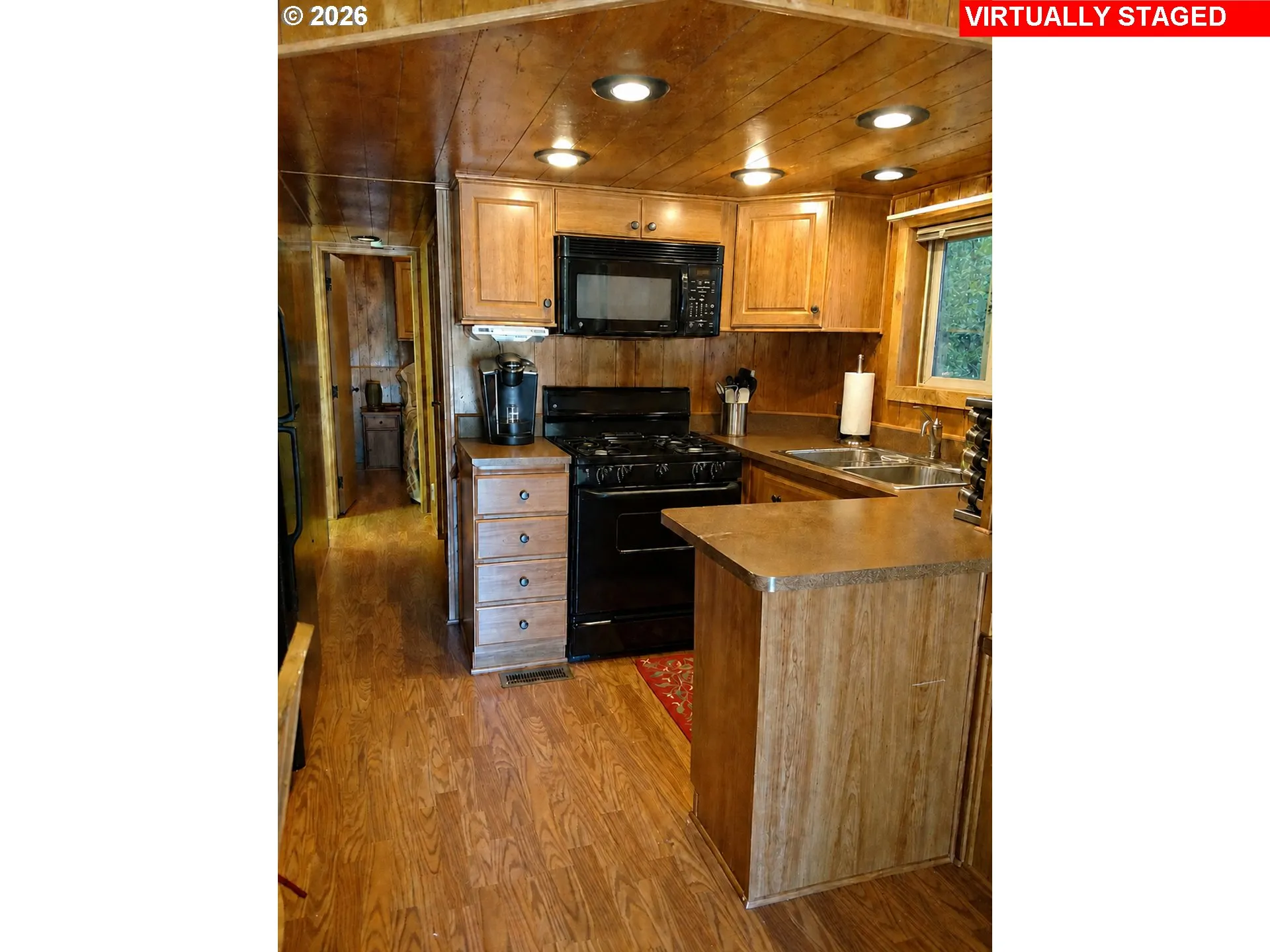 Kitchen-Breakfast Bar