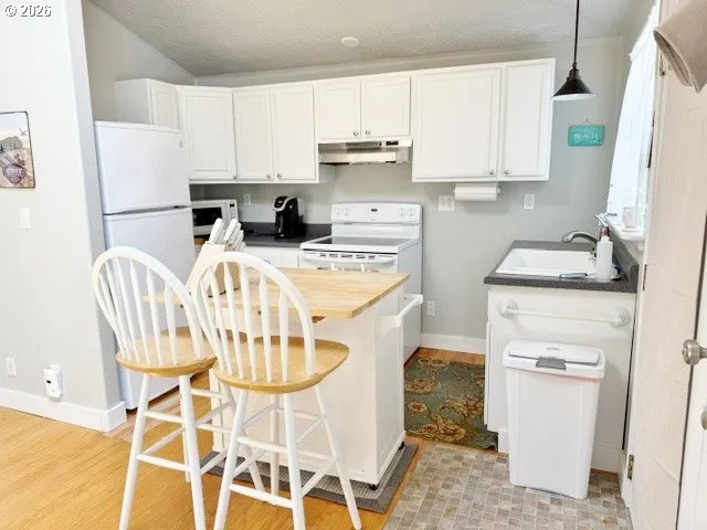 Kitchen-Breakfast Bar