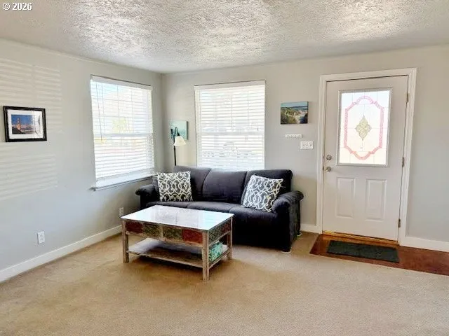 Living Room/Entrance