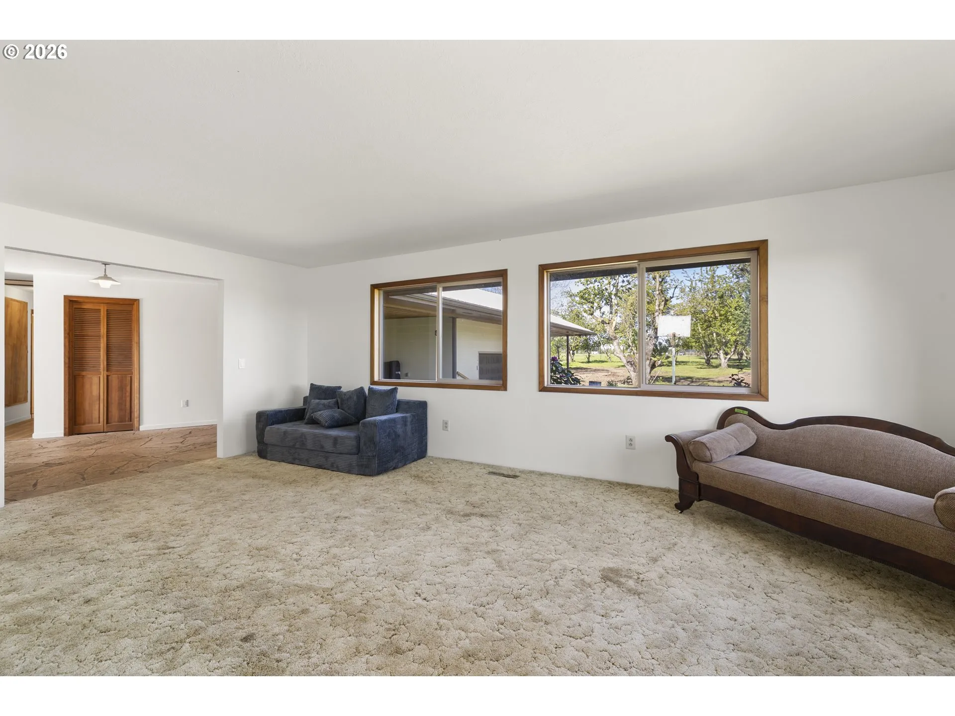 Living Room/Entrance
