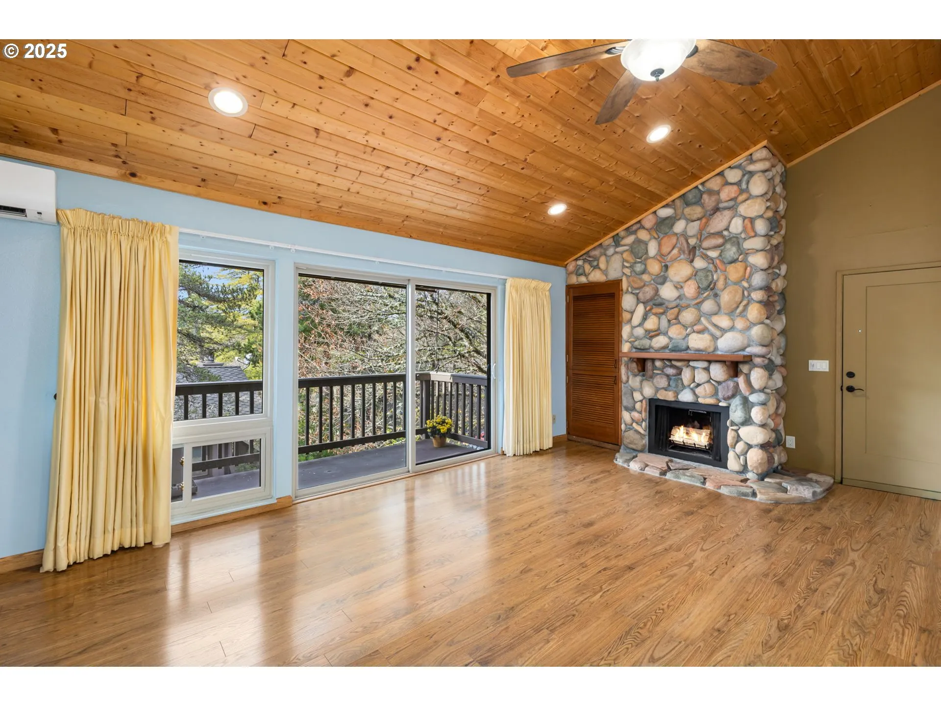 Living Room-Vaulted Ceilings
