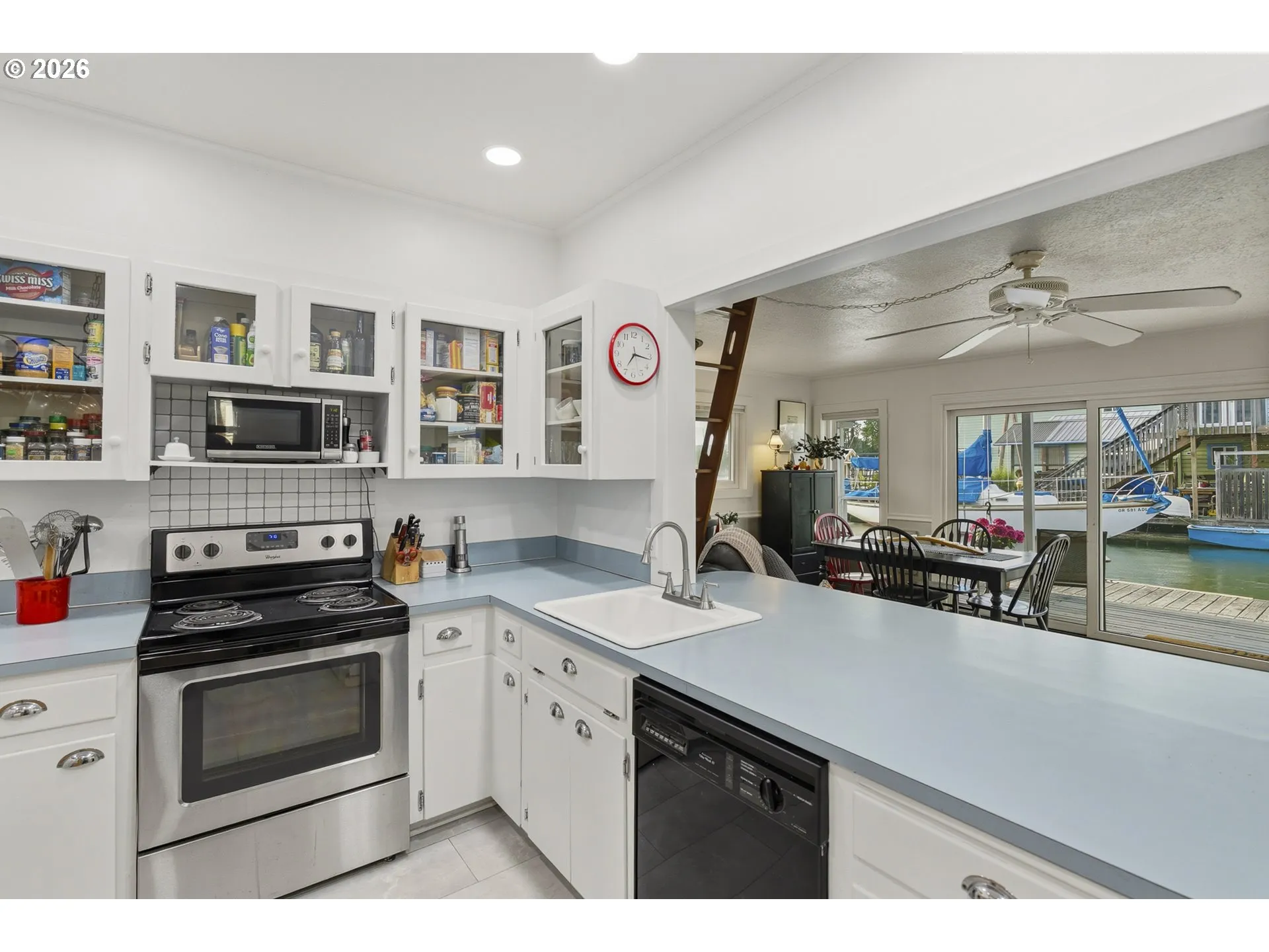 Kitchen-Breakfast Bar