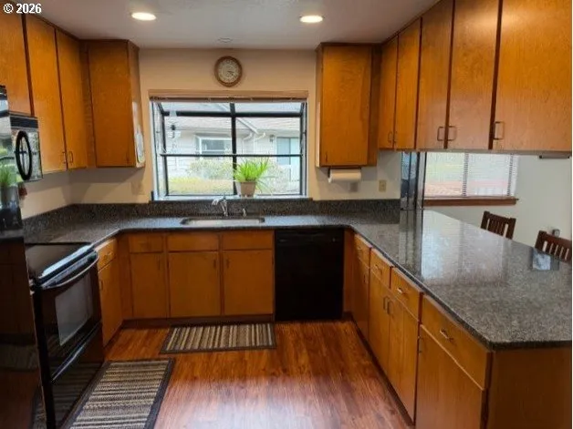Kitchen-Breakfast Bar