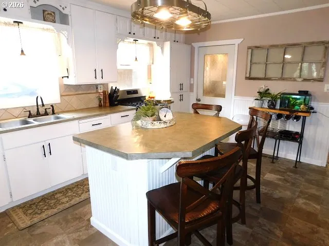 Kitchen-Eating Area