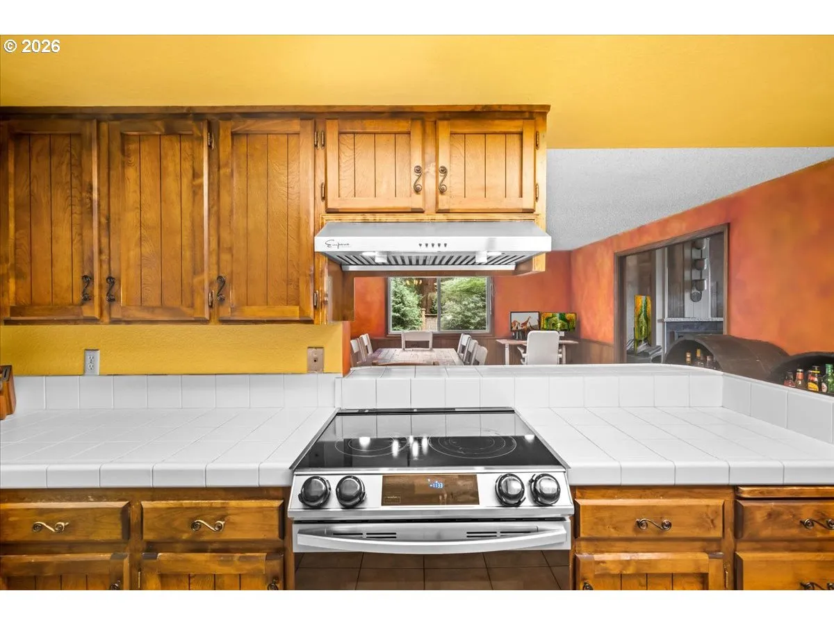 Kitchen-Breakfast Bar