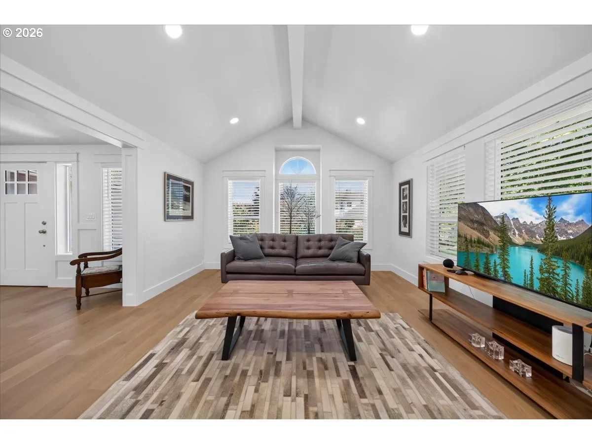 Living Room-Vaulted Ceilings
